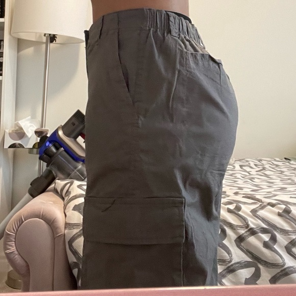 These gray cargo pants are light weight - Picture 5 of 9